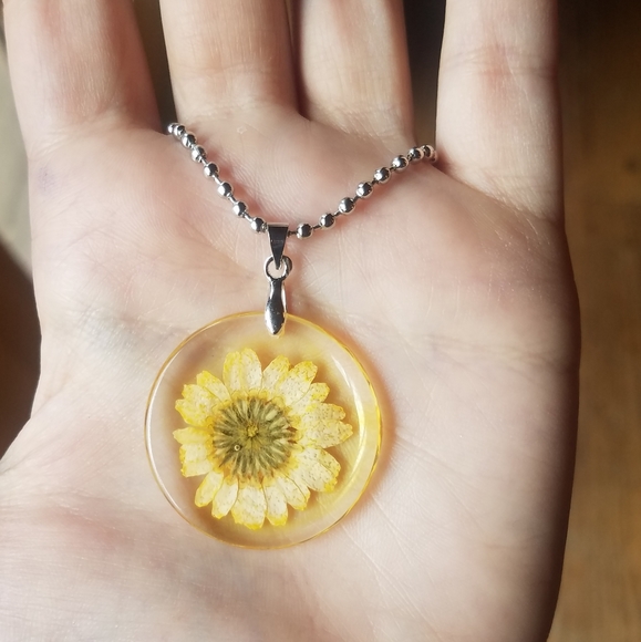 NWOT Dried Yellow Flower Necklace in Resin - Picture 6 of 7